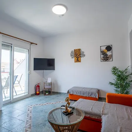 Daire Seaside Family Apt, 2 Bedroom 80m From Sea, Quite Area